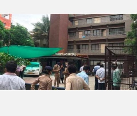 அகமதாபாத் கரோனா சிகிச்சை மருத்துவமனையில் தீ விபத்து- எட்டு நோயாளிகள் பரிதாப பலி 