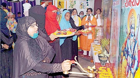 ﻿அயோத்தியில் ராமர் கோயில் கட்டுவதற்காக பிரதமர் நரேந்திர மோடி அடிக்கல் நாட்டினார். இதை முன்னிட்டு வாரணாசியில் ராமரின் படத்துக்கு ஆரத்தி எடுத்த முஸ்லிம் பெண்கள். ﻿