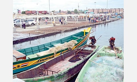 மீன் விற்பனைக்காக காசிமேடு மீன்பிடி துறைமுகத்தில் கூரை அமைக்கும் பணி நடக்கிறது. இதனால் புதுப்பொலிவுடன் தயாராகி வரும் மீன் மார்க்கெட். படம்: க.பரத்