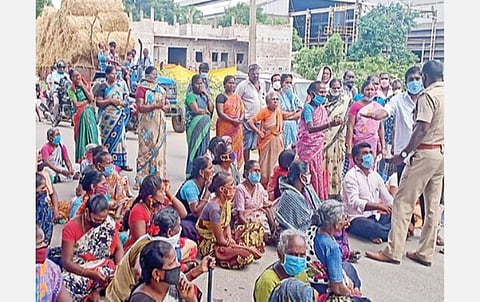 மதுராந்தகம் அருகே கொளம்பாக்கம் கிராமத்தில் நூறு நாள் வேலை வழங்கக் கோரி சாலை மறியலில் ஈடுபட்ட பொதுமக்கள்.