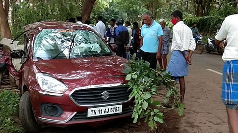 மரத்தில் கார் மோதி விபத்து