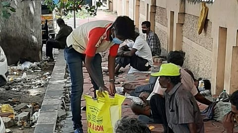 ஆதரவற்றவர்களுக்கு உணவளிக்கும் ஹரிகிருஷ்ணன்.