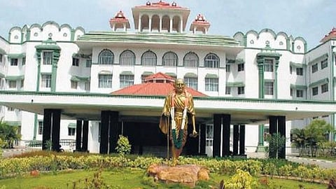 இருமொழிக் கொள்கையை தமிழக அரசு தெளிவுபடுத்த வேண்டும்: உயர் நீதிமன்றக் கிளை உத்தரவு