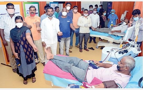 தமிழக பாரதிய ஜனதா கட்சியின் வடசென்னை பகுதி மருத்துவப் பிரிவு சார்பில், கரோனா தொற்றில் இருந்து குணமடைந்த 4 பேர், சென்னை ராஜீவ்காந்தி அரசு மருத்துவமனையில் நேற்று  பிளாஸ்மா தானம் செய்தனர்.படம்: க.பரத்