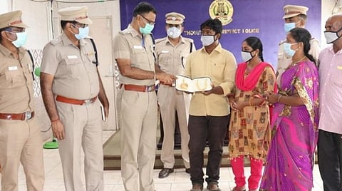 தூத்துக்குடியில் திருட்டு வழக்கில்  போலீஸாரால் மீட்கப்பட்ட ரூ.11 லட்சம் மதிப்பிலான 40 பவுன் தங்க நகைகளை உரியவர்களிடம் எஸ்பி ஜெயக்குமார் நேரில் ஒப்படைத்தார்.