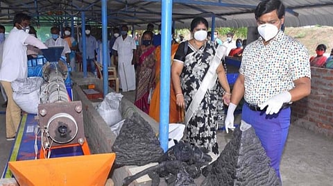 சனிக்கிழமை திட எரிபொருள் தயாரிக்கும் நிறுவனத்தை  ஆய்வு செய்த ஆட்சியர் கொ. வீர ராகவ ராவ்