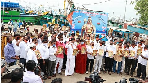 கடலுக்குள் கந்த சஷ்டி படிக்கச் சென்ற பாஜகவினர்: போலீஸ் தடுத்ததால் கரையிலேயே கவசம் படித்தனர்
