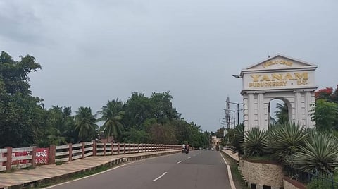 முழு ஊரடங்கால் வெறிச்சோடிய ஏனாம் சாலை