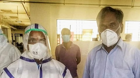 தொற்றாளரைக் கரோனா வார்டுக்குச் சென்று சந்தித்த சுகாதாரத்துறை அமைச்சர் மல்லாடி கிருஷ்ணாராவ்.