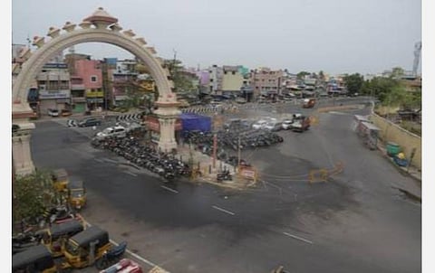 தமிழகத்தின் அனைத்து மாவட்டங்களிலும் தளர்வு இல்லாத முழு ஊரடங்கு அமல்: போலீஸார் கெடுபிடியால் சாலைகள் வெறிச்சோடின