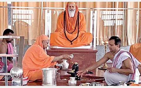 தமிழகத்தைச் சேர்ந்த சுவாமி தயானந்த சரஸ்வதியின் 90-வது ஜெயந்தி விழா அவரது சமாதி அமைந்துள்ள ரிஷிகேஷ் ஆசிரமத்தில் நேற்று  நடைபெற்றது. இதில் சுவாமி தயானந்தரின் முதன்மை சீடரும், ஆர்ஷ வித்யா பீடத்தின் துணை தலைவருமான சுவாமி சாக்ஷாத்க்ருதானந்த சரஸ்வதி, சுவாமி தயானந்தரின் அதிஷ்டானத்தில் வைதீக முறைப்படி அபிஷேக ஆராதனைகள் செய்தார்.