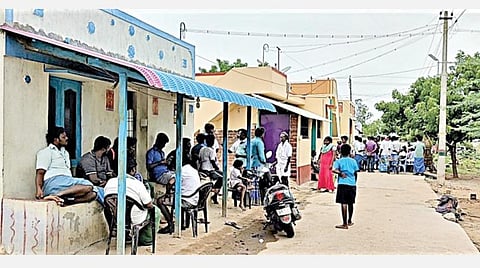 கேரள மாநிலம் இடுக்கியில் ஏற்பட்ட நிலச் சரிவில் சிக்கி உயிரிழந்த சண்முகையா வீட்டு முன் பரிதவிப்புடன் திரண்டிருந்த உறவினர்கள்.
