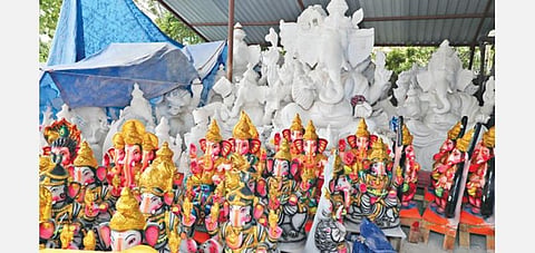 கிருஷ்ணகிரியில் விநாயகர் சதுர்த்தி விழாவுக்காக தயாரிக்கப்பட்டு, ஆர்டர் கிடைக்காமல் தேக்கம் அடைந்துள்ள விநாயகர் சிலைகள்.