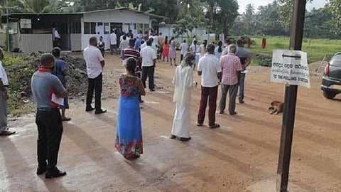 இலங்கையில் தேர்தல் நாளன்று சமூக இடைவெளியைக் கடைபிடித்து வாக்களிக்கக் காத்திருந்த வாக்காளர்கள்.