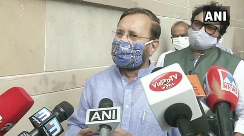 மத்திய அமைச்சர் பிரகாஷ் ஜவடேகர் நிருபர்களுக்கு பேட்டி அளித்த காட்சி : படம் ஏஎன்ஐ