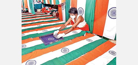 கோவை பெரியகடைவீதியில் தேசியக் கொடி தயாரிப்பில் ஈடுபட்டுள்ள தொழிலாளி. படம்: ஜெ.மனோகரன்