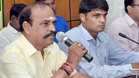 கரோனாவிலிருந்து மக்களைக் காக்க வேண்டும்; சட்டப்பேரவைத் தேர்தல் குறித்து சிந்திக்க நேரமில்லை; அமைச்சர் கடம்பூர் ராஜூ  