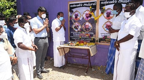 ஓட்டப்பிடாரம் அருகே கோவிந்தபுரத்தில், கேரள மாநில மண் சரிவில் உயிரிழந்த தொழிலாளர்களின் படங்களுக்கு அமைச்சர் கடம்பூர் ராஜூ அஞ்சலி செலுத்தினார்.