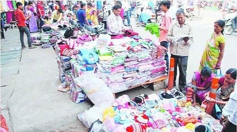 தெருவோர வியாபாரிகளுக்கான பிரதமர் கடனுதவி திட்டம்: ஒரு லட்சத்துக்கும் அதிகமான விண்ணப்பங்களுக்கு ஒப்புதல்