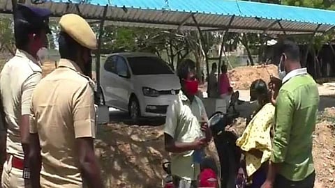 கந்துவட்டி கொடுமையால் தூத்துக்குடி ஆட்சியர் அலுவலகம் முன்பு: 2 கைக்குழந்தைகளுடன் 7 பேர் தீக்குளிக்க முயற்சி