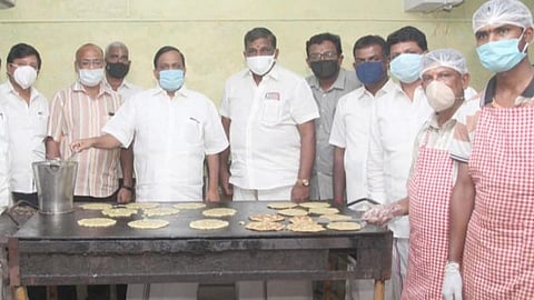 சித்த மருத்துவ முறைப்படி நோய் எதிர்ப்பு சக்தியை அதிகரிக்கும் முருங்கை இலை ஆம்லெட்: குமரியில் கரோனா நோயாளிகளுக்கு விநியோகம்