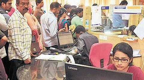 வங்கிகளில் 50 சதவீத ஊழியர்கள் பணிக்கு வரும் வகையில் திருத்தப்பட்ட செயல்பாட்டு வழிமுறையை நாளைக்குள் வெளியிட வேண்டும்: தொழிலாளர் நல துணை ஆணையர் உத்தரவு