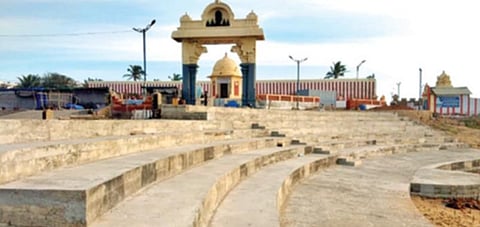 கன்னியாகுமரி முக்கடல் சங்கமத்தில் சுற்றுலாப் பயணிகள் சூரிய உதயத்தை காண வசதியாக 9 அடுக்குகள் கொண்ட காட்சிக்கூடம் அமைக்கப்பட்டுள்ளது | படம்: எல்.மோகன்.