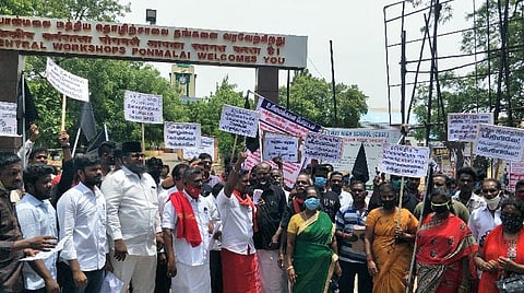 பொன்மலை பணிமனையில் நடைபெற்ற போராட்டம்.