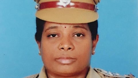 கொலை வழக்கில் சிறப்பாக புலனாய்வு செய்த ராமநாதபுரம் ஆய்வாளருக்கு மத்திய அரசின் பதக்கம்: தென்மண்டலத்தில் விருதைப் பெறும் ஒரே காவல் அதிகாரி; பெண் அதிகாரியும்கூட