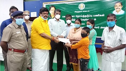 கரோனாவால் உயிரிழந்த ஏட்டு, தலையாரி குடும்பத்திற்கு தலா ரூ.25 லட்சம் வழங்கல்