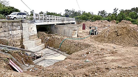 மேடவாக்கம் - பொன்மார் சாலையின் இடையே மதுரைப்பாக்கம் ஓடையின்மீது உள்ள 2 வழிப் பாலத்தை 4 வழிப் பாலமாக மாற்றும் பணியை நெடுஞ்சாலைத் துறையினர் மேற்கொண்டுள்ளனர்.  படம் : எம்.முத்துகணேஷ்
