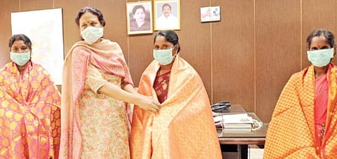 கல்பனா சாவ்லா விருதுக்கு தேர்வாகியுள்ள பெரம்பலூர் மாவட்டத்தைச் சேர்ந்த 3 பெண்களுக்கு பாராட்டு தெரிவித்த மாவட்ட ஆட்சியர் வே.சாந்தா.﻿﻿