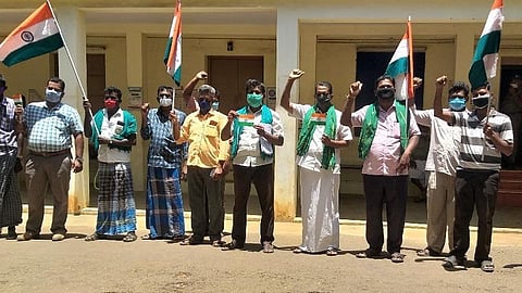 இளையரசனேந்தல் பிர்காவை கோவில்பட்டி ஊராட்சி ஒன்றியத்துடன் இணைக்க வலியுறுத்தி கோட்டாட்சியர் அலுவலகத்தை தேசிய விவசாயிகள் சங்கத்தினர் தேசிய கொடியுடன் முற்றுகையிட்டனர்.