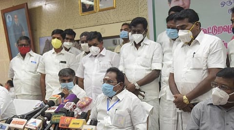 செய்தியாளர்களிடம் பேசும் அமைச்சர் செல்லூர் ராஜூ