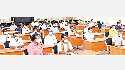 காஞ்சிபுரத்தில் நடைபெற்ற ஆலோசனைக் கூட்டத்தில் பங்கேற்ற அதிகாரிகள் மற்றும் இந்து அமைப்புகளைச் சேர்ந்தோர்.