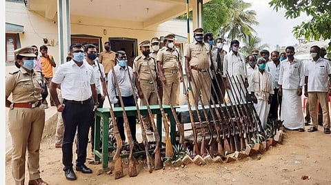 ஓசூர் வனக்கோட்டத்தில் உரிமம் இன்றி வைத்திருந்த 19 நாட்டுத் துப்பாக்கிகள் வனத்துறையிடம் ஒப்படைப்பு