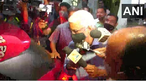 மூத்த ஐஏஎஸ்அதிகாரி சிவசங்கர் விசாரணை முடிந்து வெளியே வந்த காட்சி :  படம் ஏஎன்ஐ