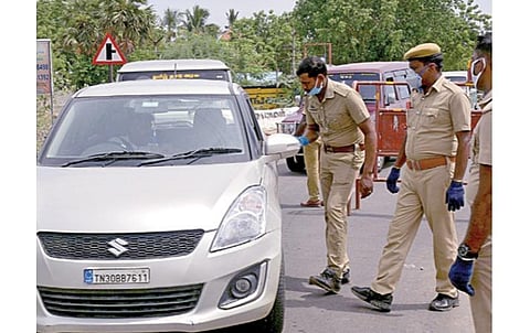 மாவட்டம் விட்டு மாவட்டம் செல்ல விரும்பும் அனைவருக்கும் இன்று முதல் இ-பாஸ்: ஆதார் அல்லது குடும்ப அட்டை, கைபேசி எண்ணுடன் விண்ணப்பித்தால் கிடைக்கும்