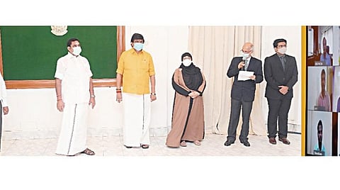 தமிழக வேலைவாய்ப்பு, பயிற்சி துறையின் ‘தமிழ்நாடு தனியார் துறை வேலை இணையம்’ மூலமாக தனியார் நிறுவனங்களால் பணிக்கு தேர்ந்தெடுக்கப்பட்டவர்களுக்கு பணிநியமன ஆணைகளை இணைய வழியில் முதல்வர் பழனிசாமி வழங்கினார். அருகில் அமைச்சர்கள் ராஜேந்திர பாலாஜி, நிலோபர் கபீல், தலைமைச் செயலாளர் கே.சண்முகம், தொழிலாளர், வேலைவாய்ப்பு துறை கூடுதல் தலைமைச் செயலாளர் முகமது நசிமுதீன், வேலைவாய்ப்பு, பயிற்சித் துறை இயக்குநர் வி.விஷ்ணு.﻿
