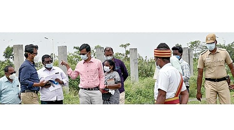 அடையாறு ஆற்றின் இரு கரை ஓரங்களிலும் ஆக்கிரமிப்பை தடுக்க தடுப்பு வேலி அமைக்கப்படுகிறது. அதை  முழு ஊரடங்கு நாளான நேற்று செங்கல்பட்டு ஆட்சியர் ஜான்லூயிஸ் ஆதனூர், ஊரப்பாக்கம், மண்ணிவாக்கம் பகுதிகளில் ஆய்வு செய்தார்.  படம்: எம்.முத்துகணேஷ்