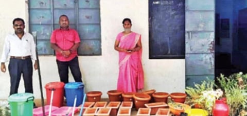 கிருஷ்ணகிரி மாவட்டம் ஊத்தங்கரை அடுத்த ஜோதிநகர் அரசு நடுநிலைப்பள்ளி வளாகத்தில் தோட்டம் அமைத்த ஆசிரியர்கள்.