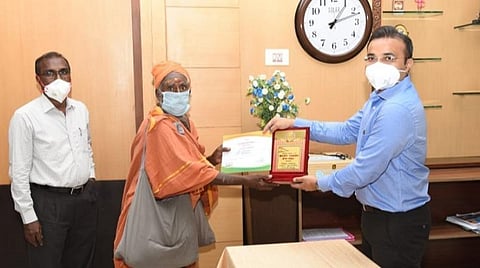 தேடப்பட்டது தெரியாமல் 9-வது முறையாக ரூ.10 ஆயிரம் கரோனா நிவாரண நிதி வழங்க வந்த யாசகர்: அறிவித்த சுதந்திரதின விருதை வழங்கி கவுரவித்த ஆட்சியர்
