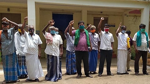 வேலை உறுதி திட்டத்தில் அனைவருக்கு பணி வழங்க வலியுறுத்தி கோவில்பட்டி கோட்டாட்சியர் அலுவலகத்தை தேசிய விவசாயிகள் சங்கத்தினர் முற்றுகையிட்டனர்.