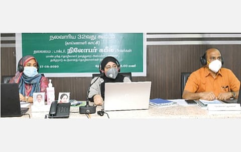 கட்டுமானத் தொழிலாளர்கள் நலவாரியத்தின் 32-வது கூட்டம் தொழிலாளர் நலத் துறை அமைச்சர் நிலோஃபர் கபீல் தலைமையில் சென்னையில் நேற்று நடந்தது. உடன் தொழிலாளர் ஆணையர் ஆர்.நந்தகோபால், கட்டுமானத் தொழிலாளர்கள்  நல வாரிய செயலாளர் அ.யாஸ்மின் பேகம்.