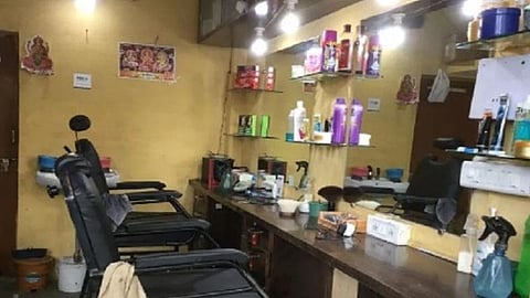 முடிதிருத்தம், முகச்சவரம் வீட்டிலேயே செய்து பழகிய மக்கள்: காற்றுவாங்கும் சலூன் கடைகள்; கண்கலங்கும் தொழிலாளர்கள்