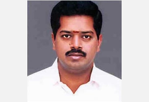 அதிமுகவில் இருந்து திமுகவில் இணைந்த இரண்டாவது முக்கிய மருத்துவர்: பின்னணி என்ன?