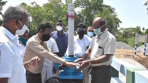 முக்கொம்பு மேலணையில் இருந்து புள்ளம்பாடி வாய்க்காலில் தண்ணீர் திறந்துவிடுகிறார் மாவட்ட ஆட்சியர் சு.சிவராசு.