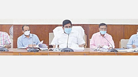 தமிழ்நாடு அரசு கேபிள் டிவி நிறுவனத்தின் 71-வது குழுமக் கூட்டம் அந்நிறுவனத்தின் தலைவரும், கால்நடை பராமரிப்புத் துறை அமைச்சருமான உடுமலை கே.ராதாகிருஷ்ணன் தலைமையில் சென்னை தலைமைச் செயலகத்தில் நேற்று நடந்தது. இதில், தகவல் தொழில்நுட்பவியல் துறை கூடுதல் தலைமைச் செயலாளர் ஹன்ஸ் ராஜ் வர்மா, தமிழ்நாடு மின்ஆளுமை முகமையின் தலைமை செயல் அலுவலர் மற்றும் மின்ஆளுமை ஆணையர் சந்தோஷ் கே.மிஸ்ரா, தமிழ்நாடு மின்னணு நிறுவன மேலாண்மை இயக்குநர் எம்.விஜயகுமார், அரசு கேபிள் டிவி நிறுவன மேலாண் இயக்குநர் பொ.சங்கர், நிதித் துறை இணை செயலாளர் எம்.அரவிந்த் மற்றும் உயர் அலுவலர்கள் கலந்துகொண்டனர்.﻿
