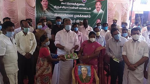 இலவச முகக்கவசங்களை வழங்கும் அமைச்சர்கள் என்.நடராஜன், எஸ்.வளர்மதி. உடன் மாவட்ட ஆட்சியர் சு.சிவராசு உள்ளிட்டோர்.