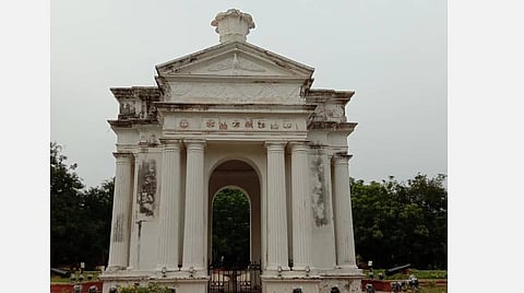 மோசமான நிலையிலுள்ள புதுச்சேரி அரசு சின்னமான ஆயி மண்டபம்.